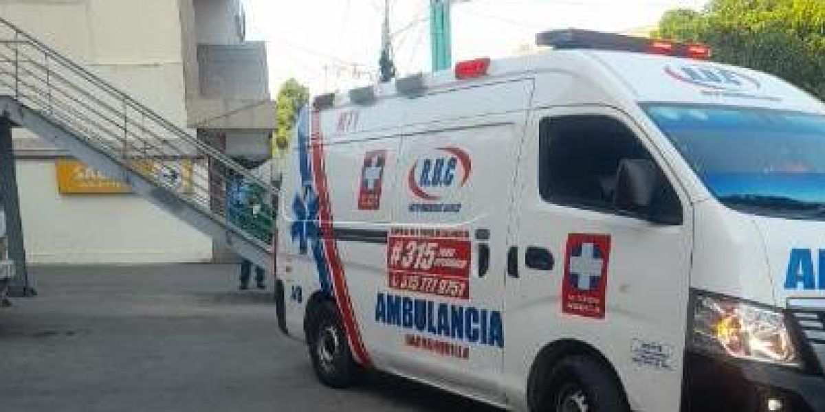 Una ambulancia llegó al lugar, pero la víctima ya no tenía signos vitales.