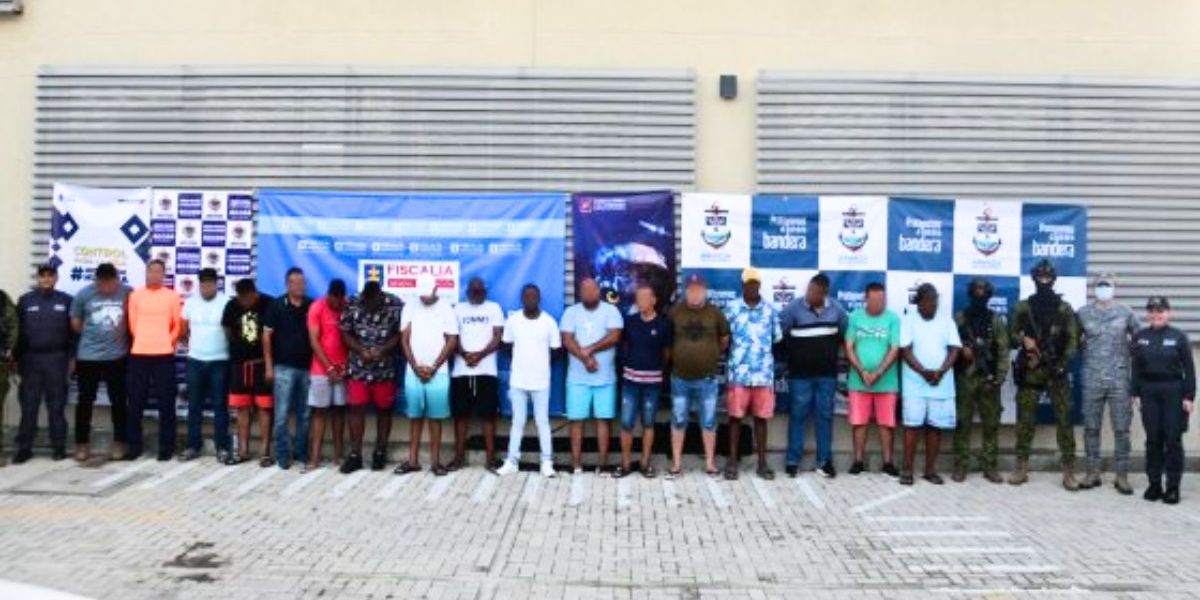 Armada de Colombia Capturan 19 civiles y 5 miembros de la Armada por los delitos de tráfico de migrantes