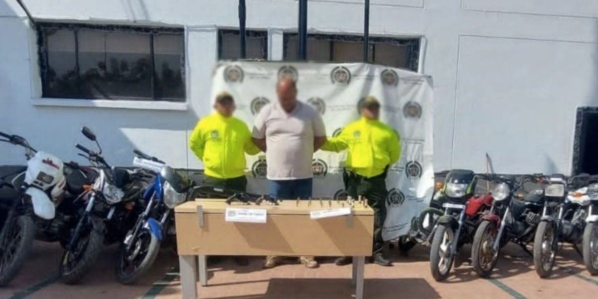 Hombre detenido armas, prendas militares y 12 motocicletas incautadas.