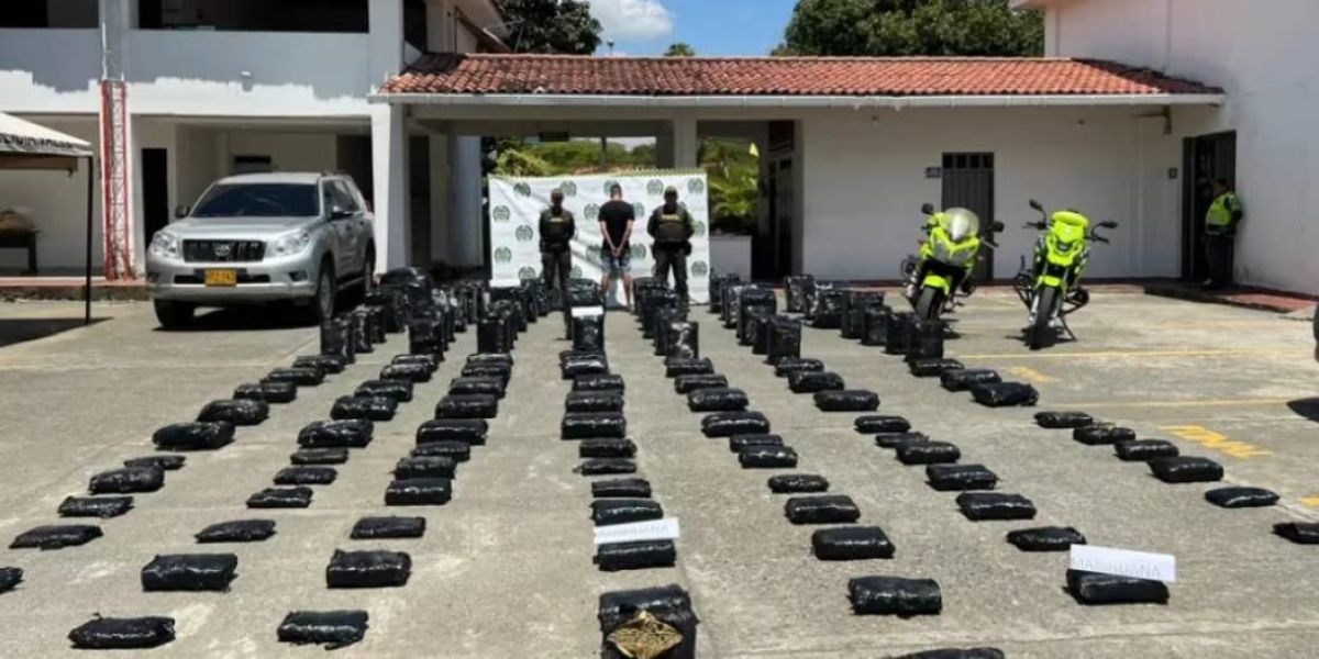 Policía Marihuana incautada y conductor capturado.