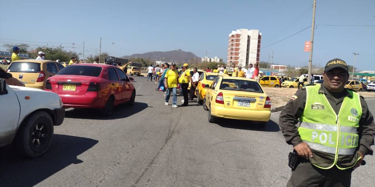 Presencia de las autoridades en sitios de concentración de taxistas.
