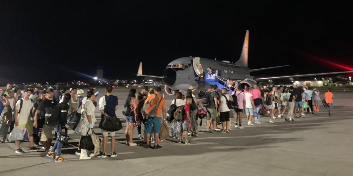 Pasajeros abordando un avión de la Fuerza Aérea Colombiana.