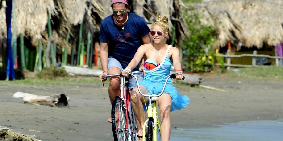 Carlos Vives y Shakira en grabacion de La Bicicleta 
