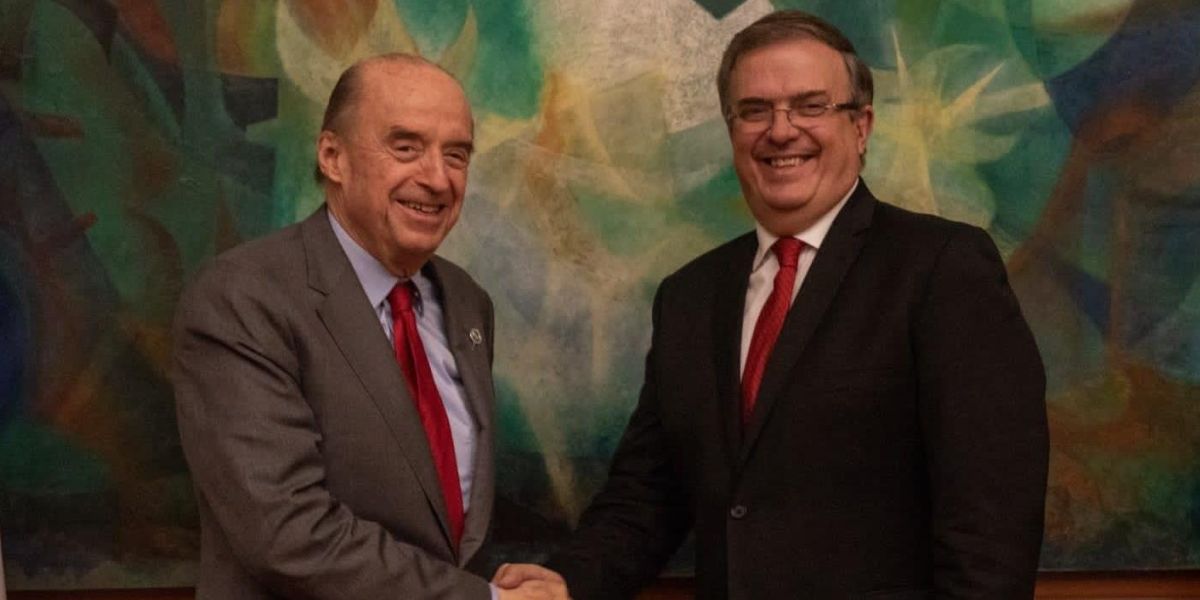 El canciller de Colombia, Álvaro Leyva, y su homólogo mexicano, Marcelo Ebrard. 