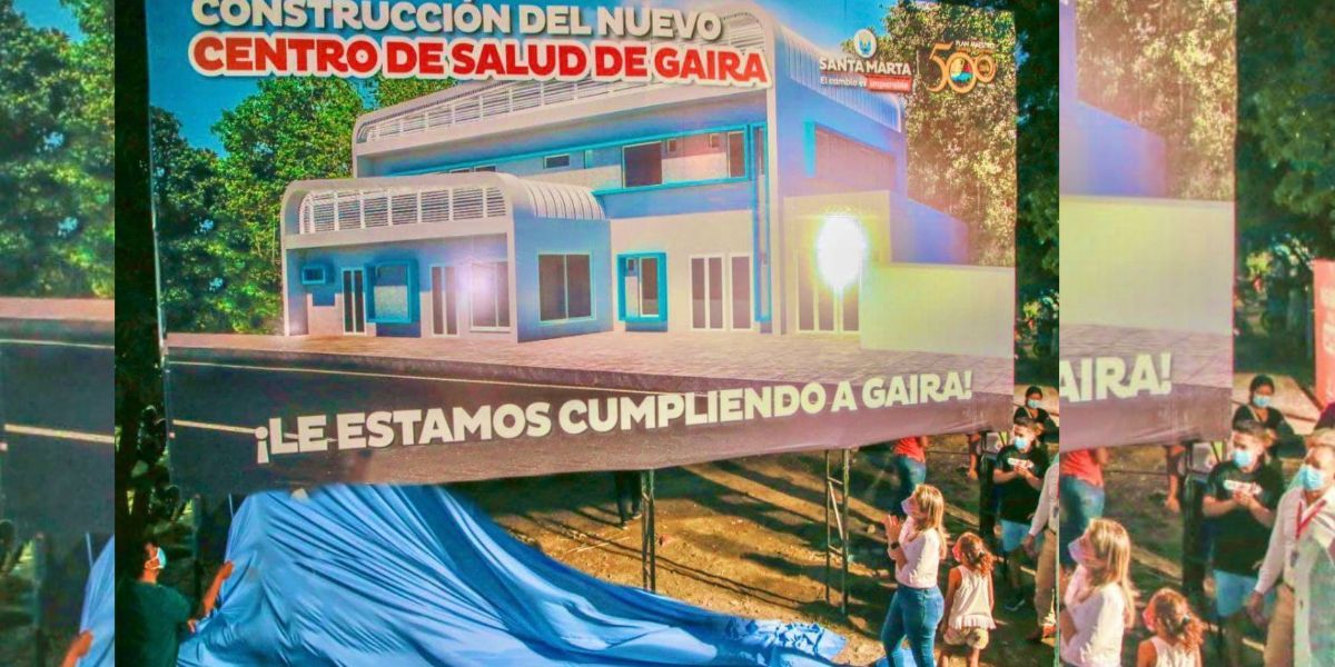 Valla anunciando el Centro de Salud de Gaira.