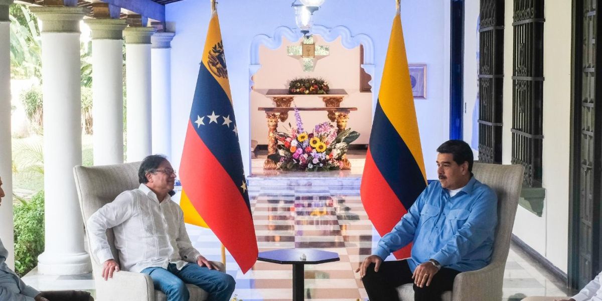 Aspecto del encuentro entre los presidentes Gustavo Petro y Nicolás Maduro.