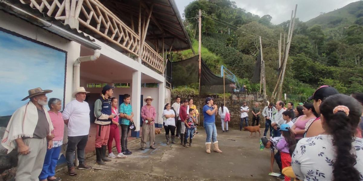 La Unidad Nacional de Gestión del Riesgo realiza trabajo en Villamaría sobre cómo sería una evacuación en caso de una emergencia.