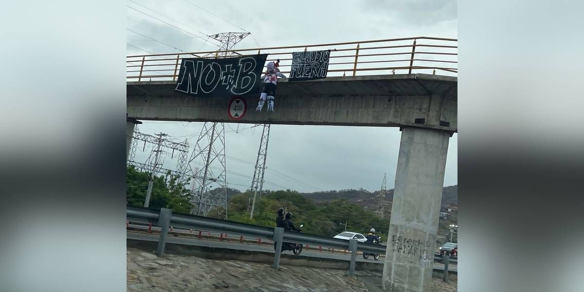 Pancartas y muñeco en el puente peatonal.