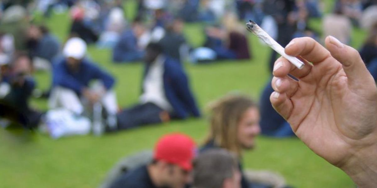 Universidad de Los Andes. Imagen de referencia, consumo de marihuana en un parque.