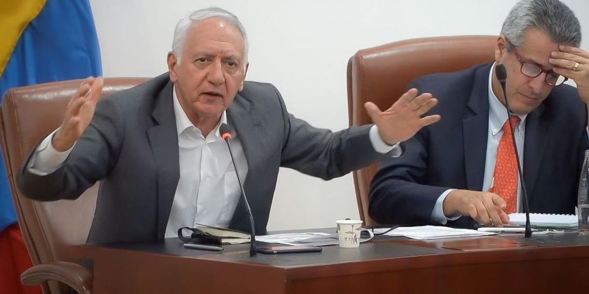 Guillermo Alfonso Jaramillo, ministro de Salud durante su intervención en la Cámara este jueves.