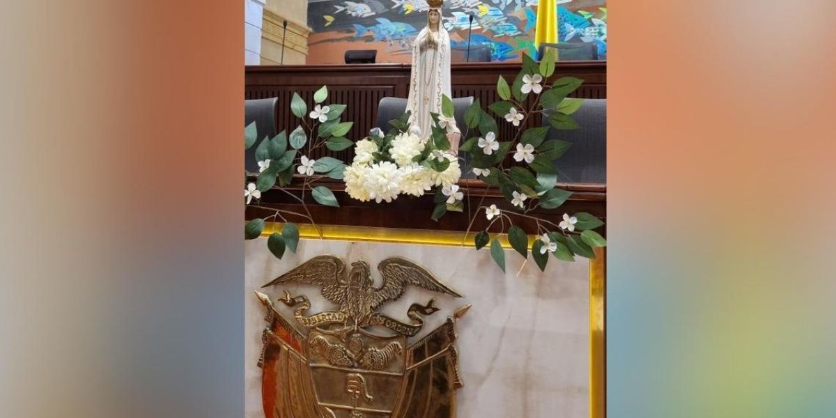 El representante Luis Miguel López compartió esa imagen el día del rezo del Santo Rosario en la Cámara de Representantes