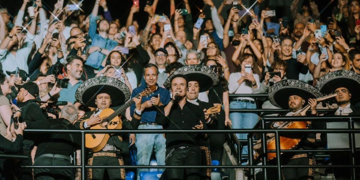 Fonseca en concierto compartiendo con el público 