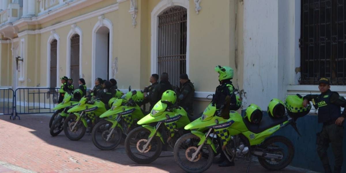 Policías custodiando el edificio de la Alcaldía de Santa Marta.