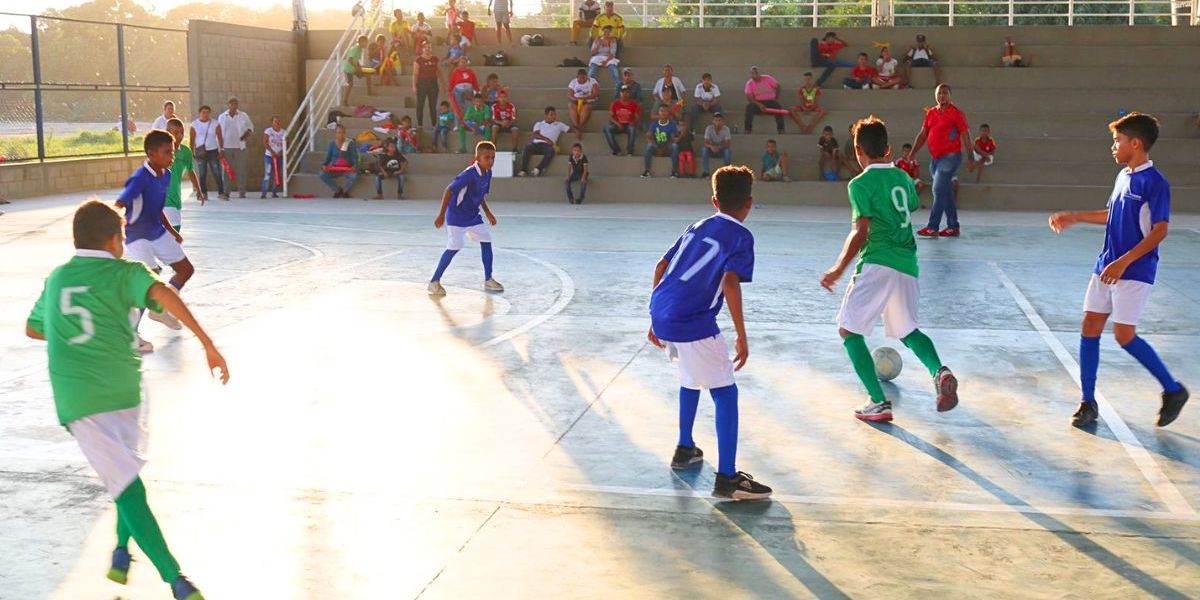 Niños y niñas participan de actividades recreativas organizadas por Fenoco. 