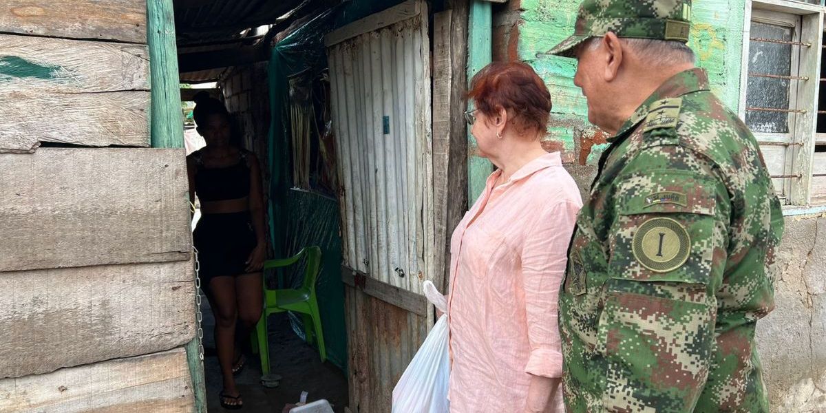 Cortesía Entrega de mercados a hogares vulnerables en medio de sus 50 años de matrimonio