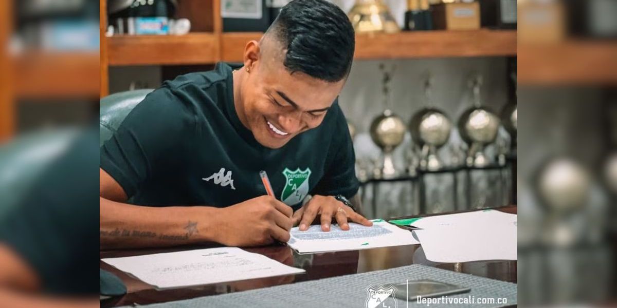 Luis Sandoval firmando su nuevo contrato con el Deportivo Cali 