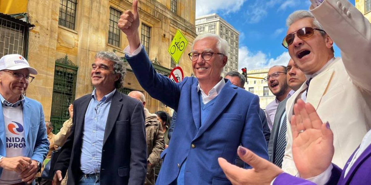 Jorge Enrique Robledo, camino a la Registraduría para su inscripción.