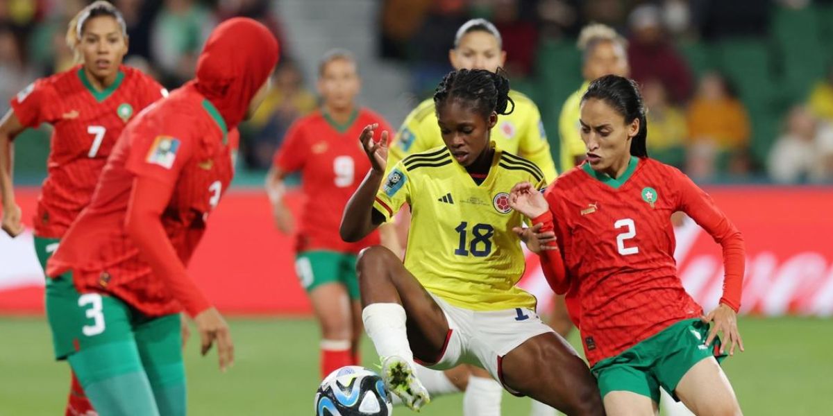Linda Caicedo contra dos marroquíes.