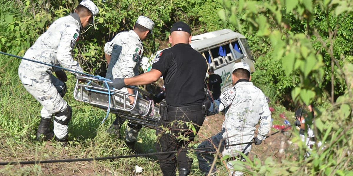 Agencia EFE Autoridades en labores de rescate.