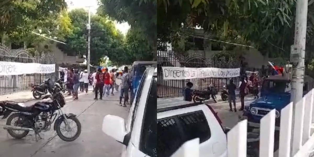 Captura de pantalla Hinchas protestando a las afueras del lugar.