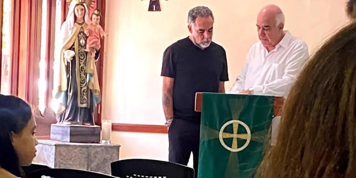 Armando Benedetti en el altar de la iglesia del barrio El Golf.