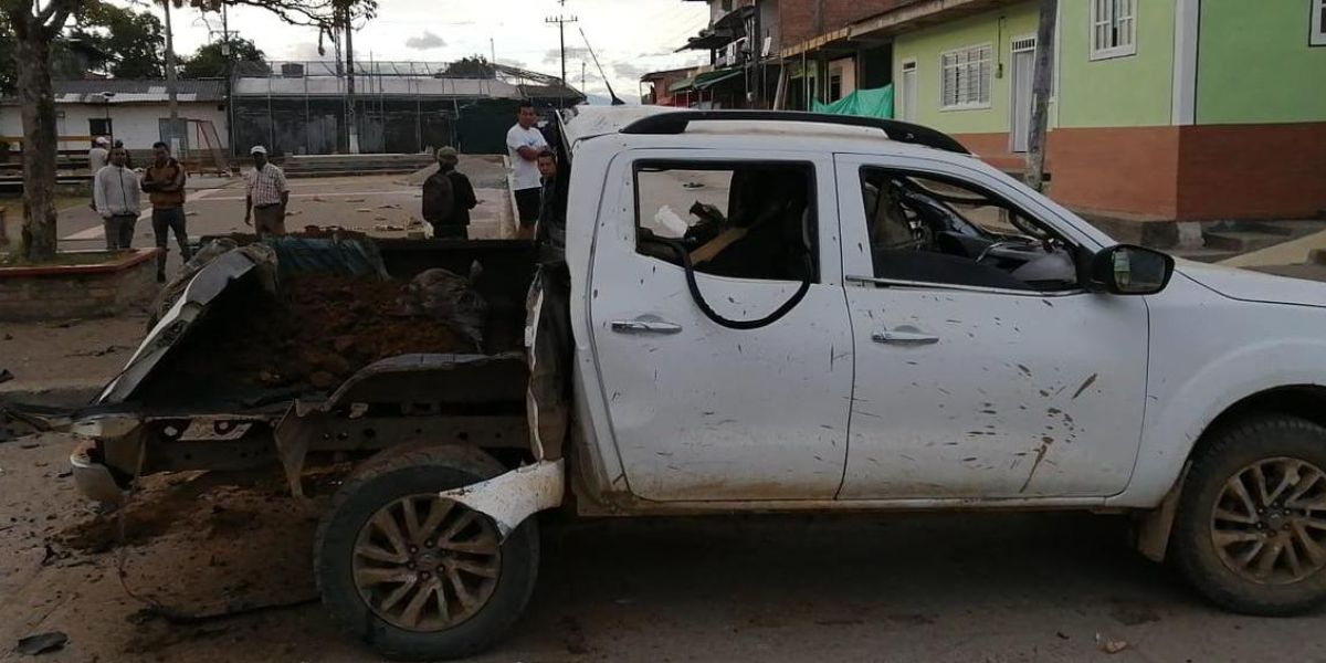 Así quedó una de las camionetas tras el ataque.