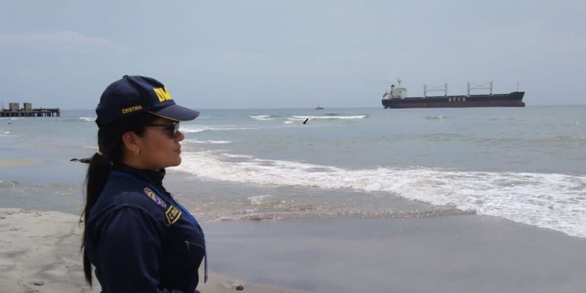 Restringen acceso a la playa ‘Los Cocos’ por derrame de combustible.