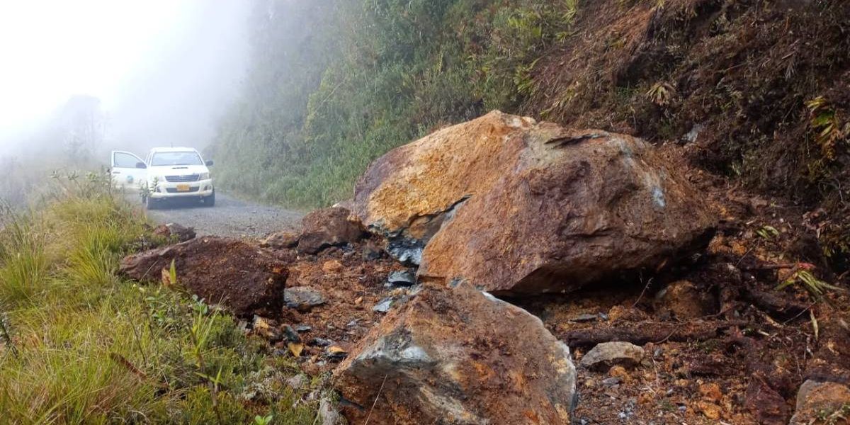 La vía al Llano permanece cerrada.