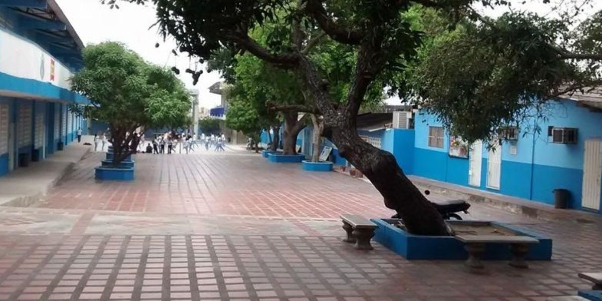 Padre de familia habría amenazado a un estudiante con arma de fuego.