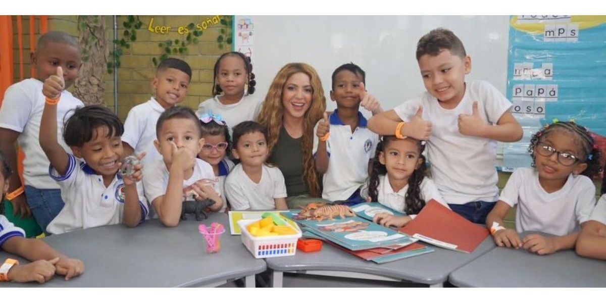 Shakira con los estudiantes beneficiados en el colegio Nuevo Bosque.