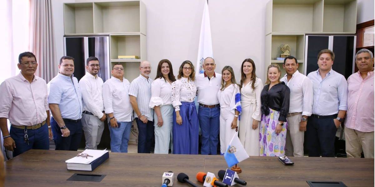 Carlos Pinedo Cuello y la mayoría de su gabinete.