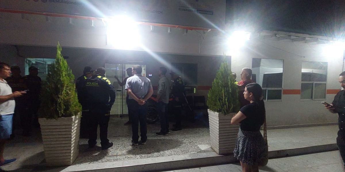 Cortesía Hasta entrada la madrugada, el secretario de Gobierno intentó que le permitieran el ingreso a la ESE