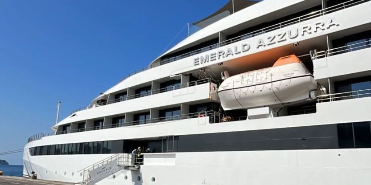 Yate Emerald Azzurra en el Puerto de Santa Marta