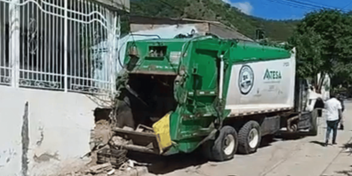 Carro de basura accidentado 
