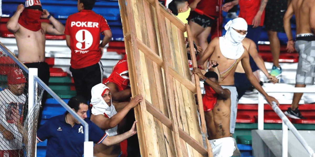 EFE Desmanes de los hinchas del América en el Pascual Guerrero de Cali.