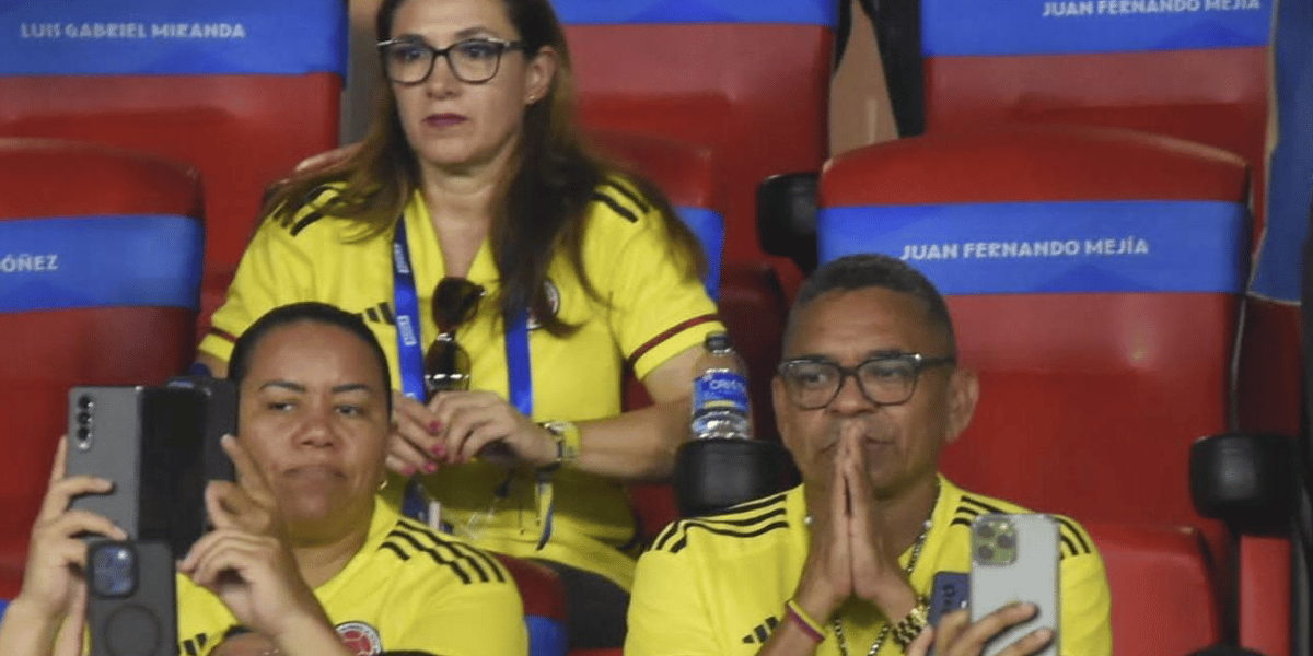 Zona Cero 'Mane' Díaz acompañado de su esposa Cilenis Marulanda, en las tribunas del estadio Metropolitano.