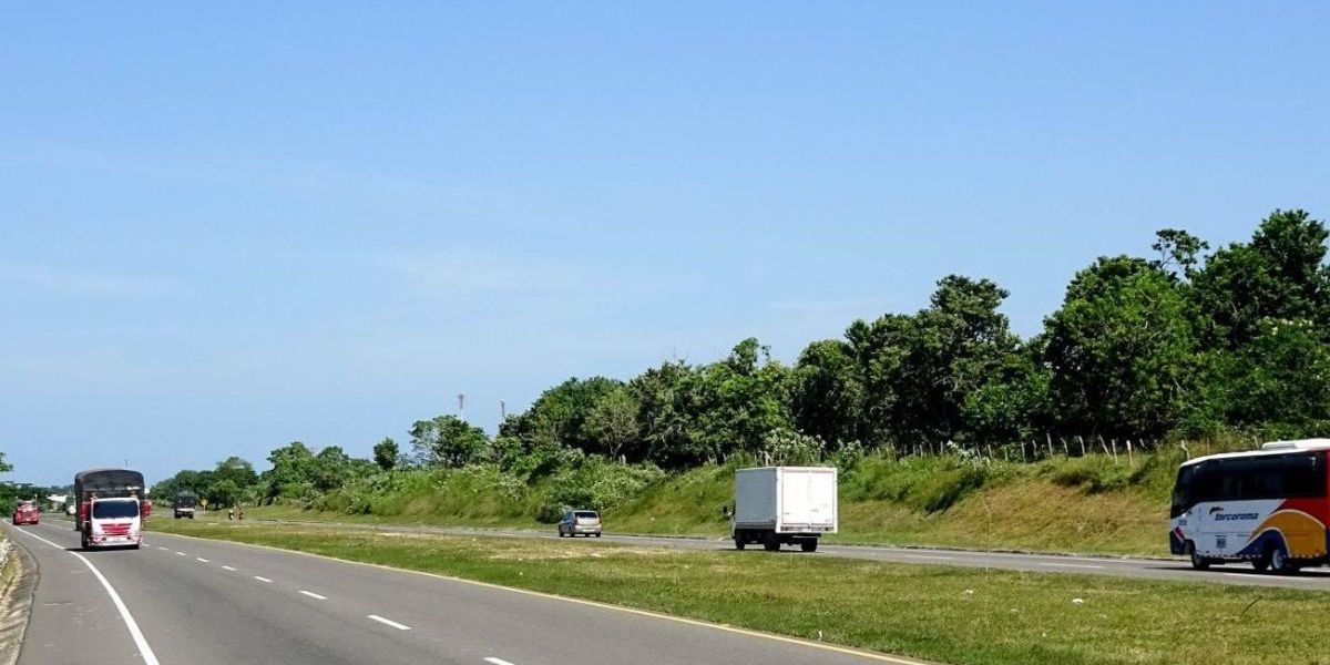 Cortesía. La concesión Autopistas del Caribe pidió a los conductores no estacionar a ambos lados de la vía Oriental