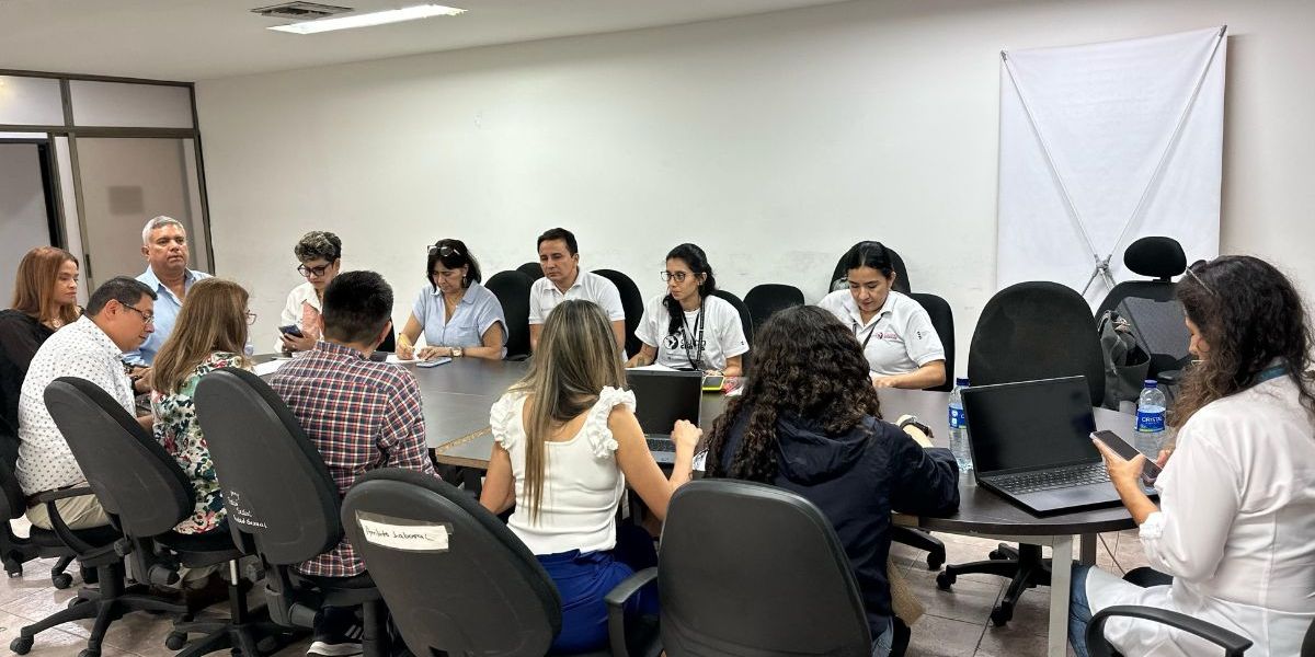 Mesa de trabajo en la Secretaría de Salud