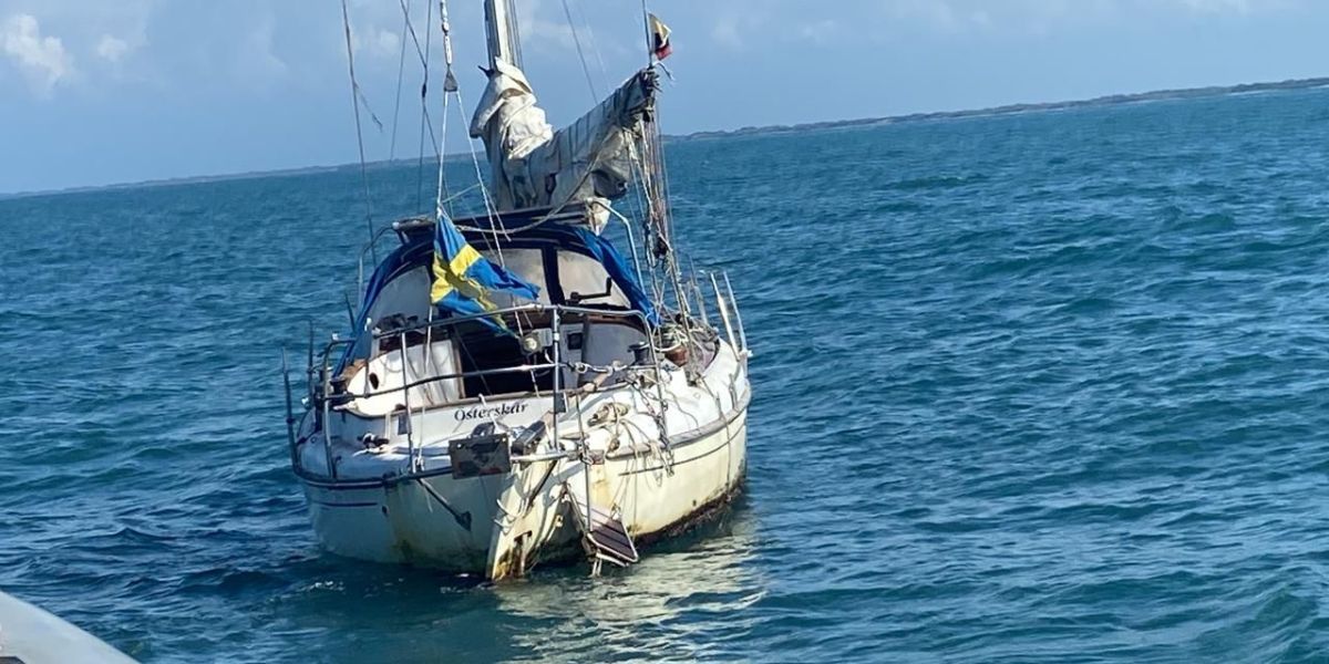 Velero de bandera sueca.