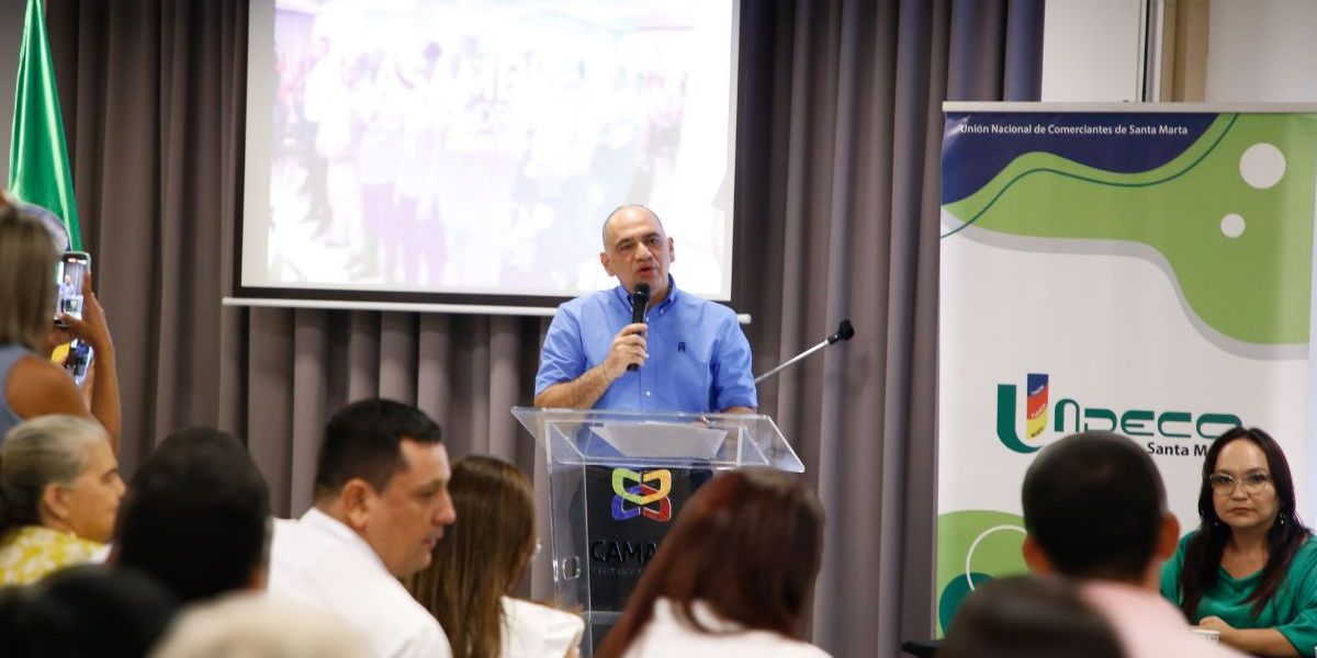 Encuentro del alcalde Carlos Pinedo con líderes de comerciantes en la ciudad.