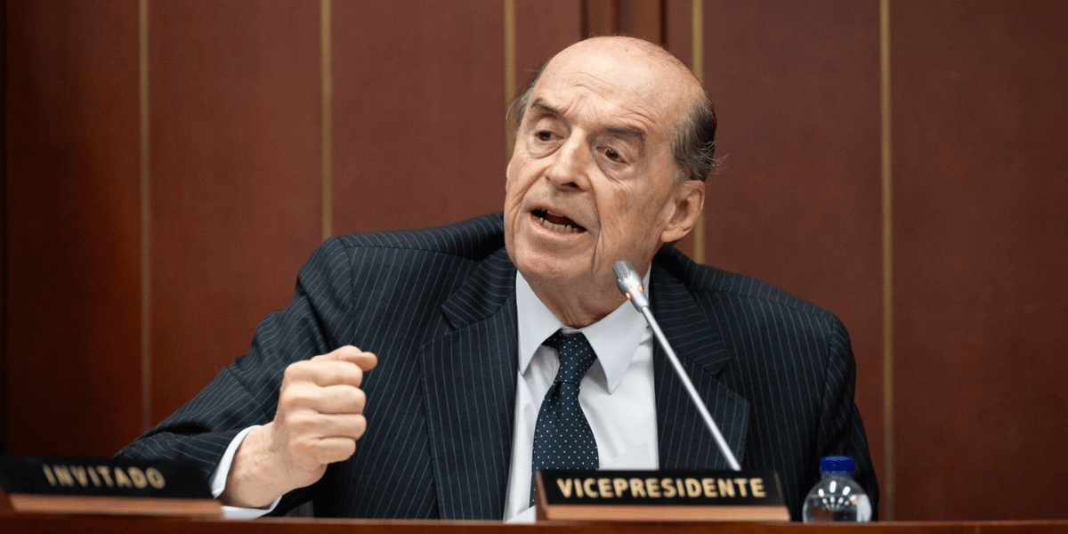 Suspendido por presuntas irregularidades en la licitación para el suministro y elaboración de pasaportes en el país Canciller Álvaro Leyva