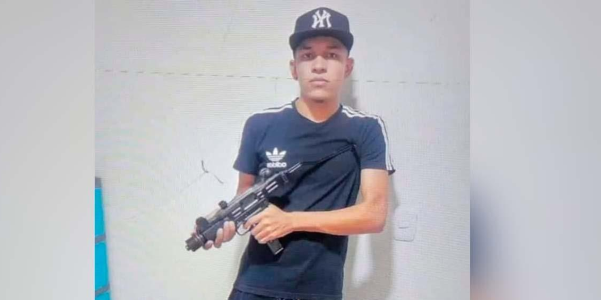 Jorge Luis Padilla Mejía posando con una arma de largo alcance.