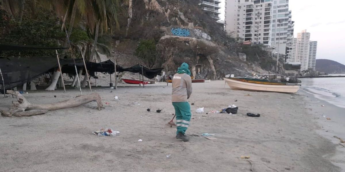 Limpieza de playas por parte de operarios de Atesa.