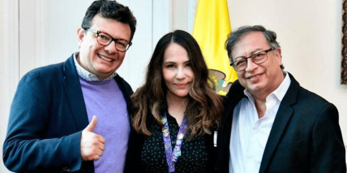 Foto: X Hollman Morris, la saliente gerente Nórida Rodríguez y el Presidente Petro.