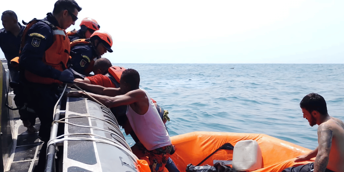 Cortesía Armada de Colombia rescata 10 personas que habían quedado a la deriva en altamar