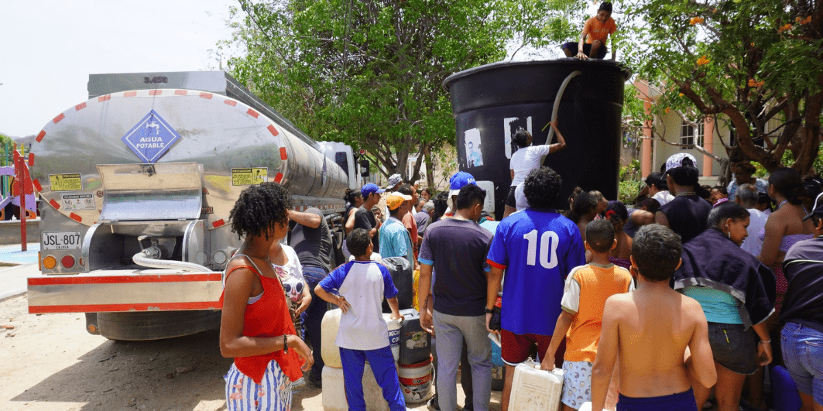 Alcaldía y Essmar entregaron más de 27 mil litros de agua en 161 barrios del distrito 