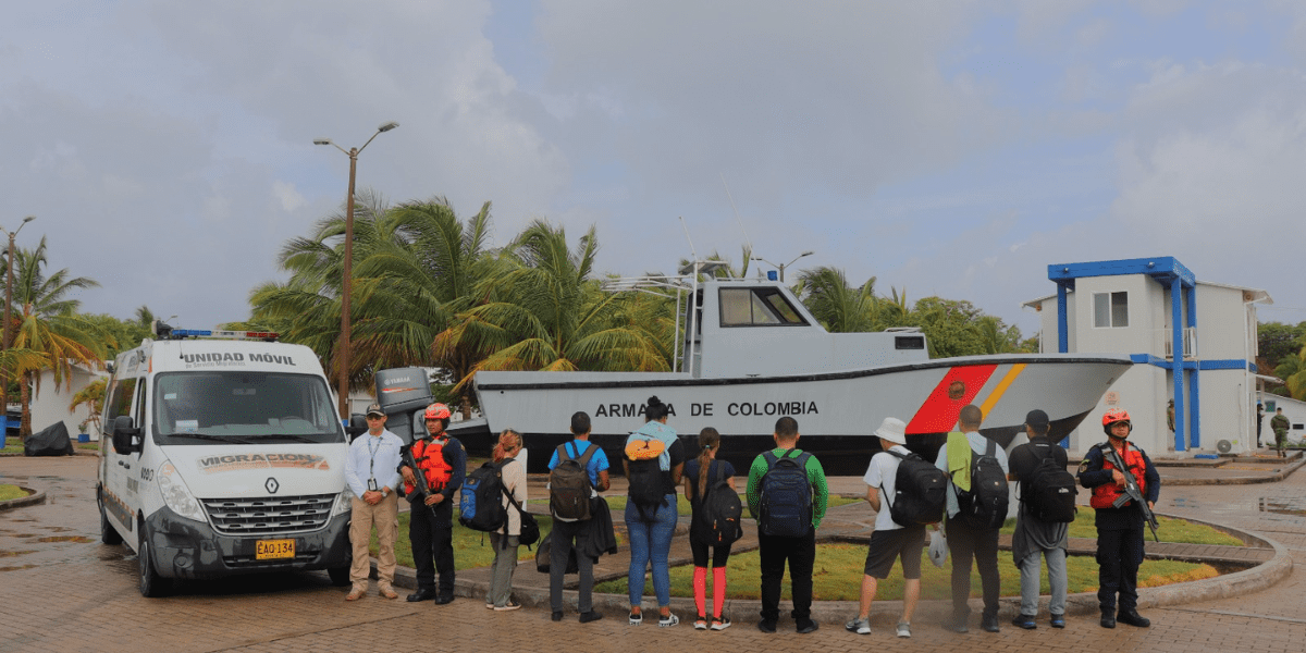 Dentro de los rescatados se encuentran cinco venezolanos, dos vietnamitas y un ecuatoriano. Armada rescató a ocho extranjeros de las redes de tráfico ilegal de migrantes