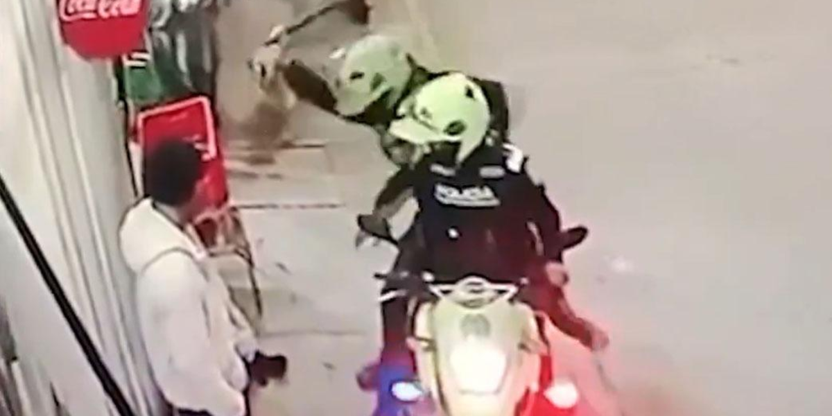 Foto: Captura de pantalla Policías maltratan a un perro en Bogotá