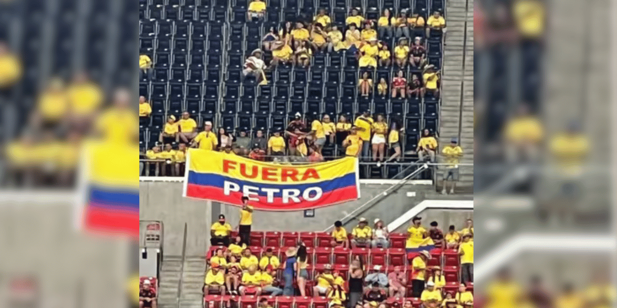 Cortesía "Fuera Petro": el mensaje que ondeó en el debut de la Selección Colombia