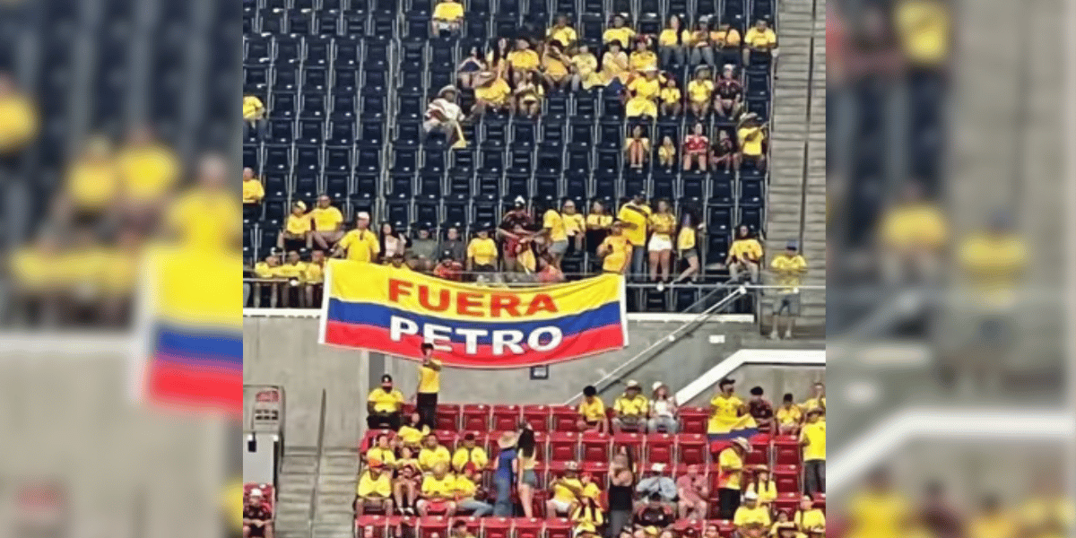 "Fuera Petro": el mensaje que ondeó en el debut de la Selección Colombia